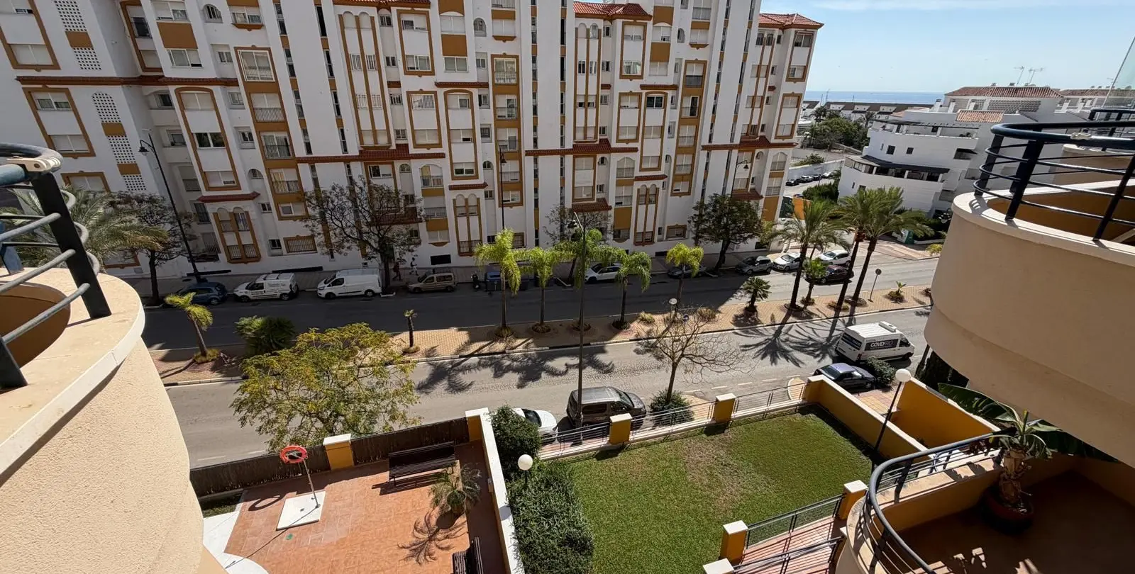 Venta de apartamento en planta media en Estepona 26