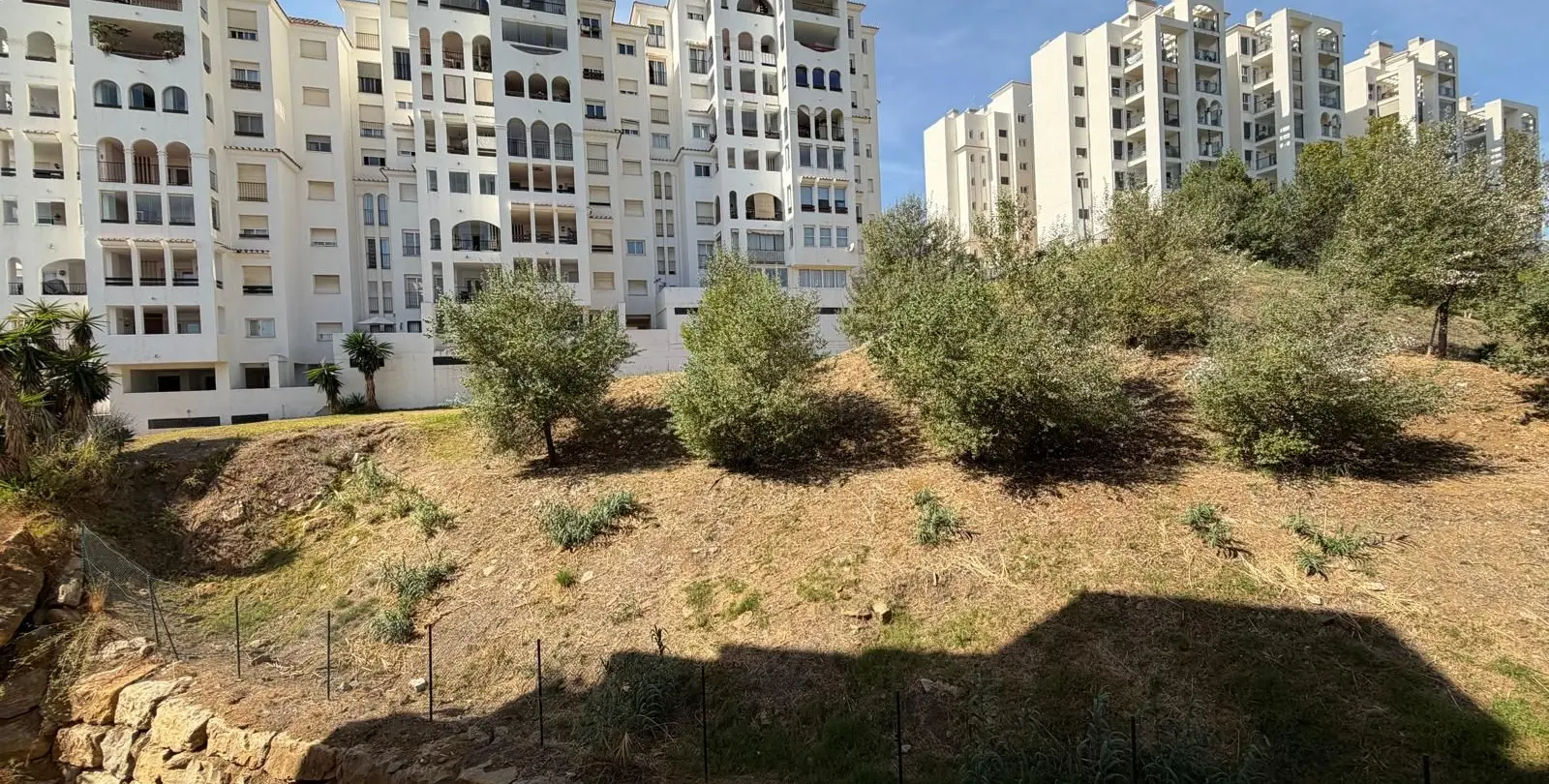 Venta de apartamento en planta media en Estepona 27