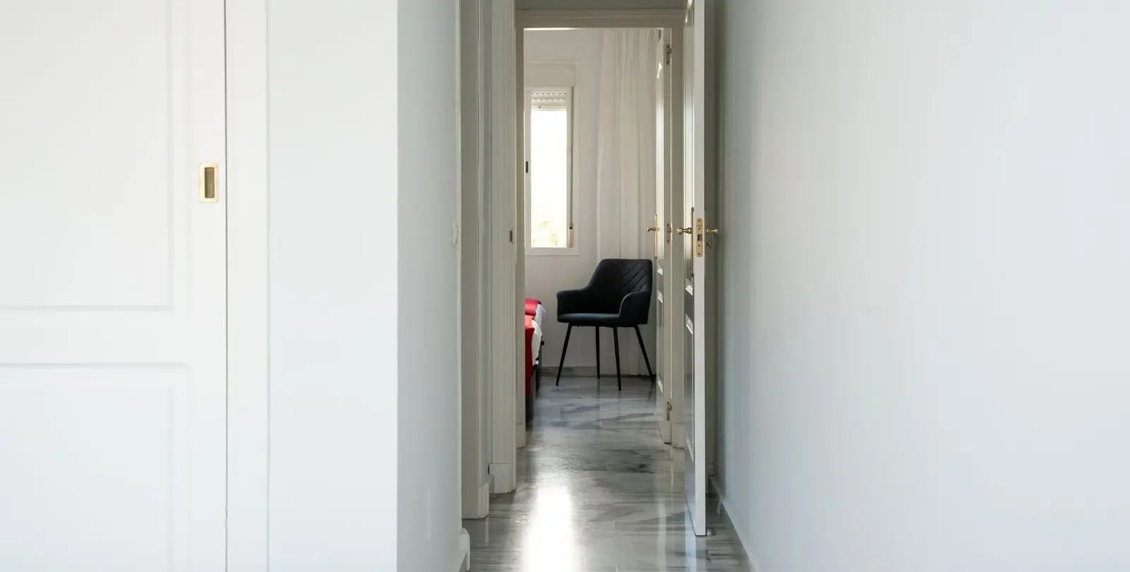 Venta de apartamento en planta media en Estepona 32