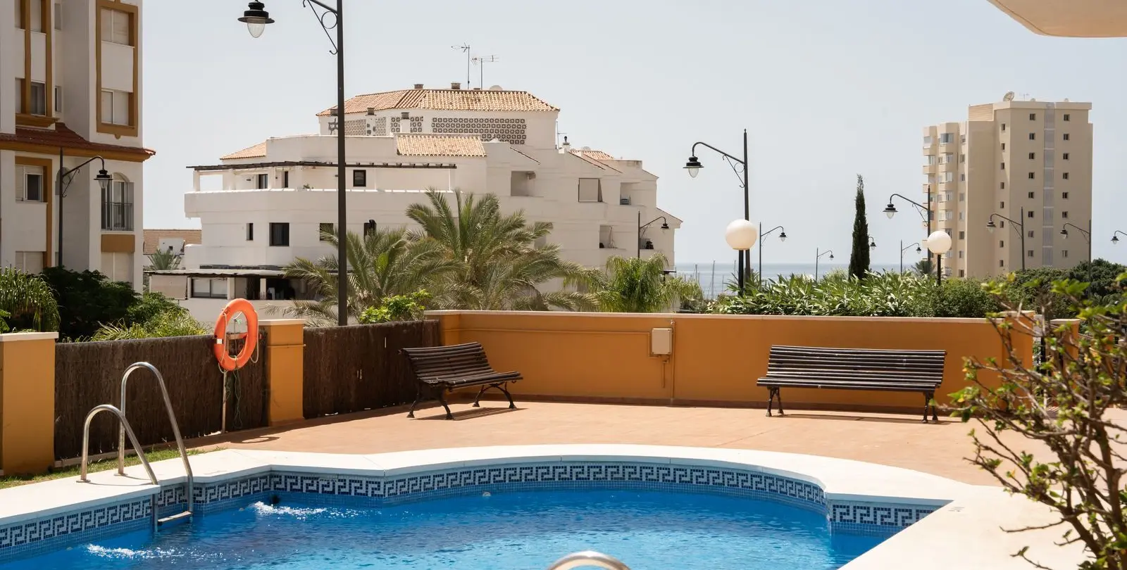 Venta de apartamento en planta media en Estepona 38