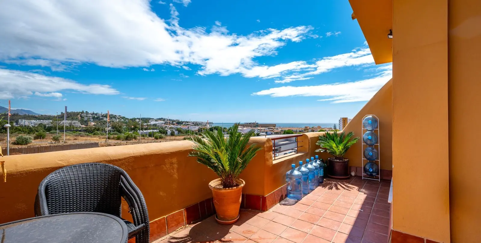 Venta de apartamento en planta media en La Cala de Mijas 1