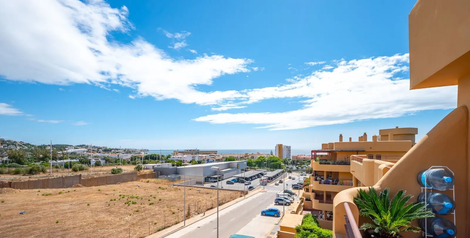 Venta de apartamento en planta media en La Cala de Mijas 2