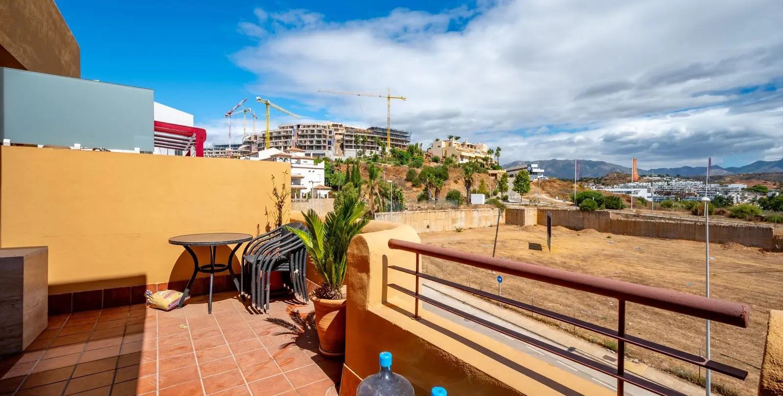 Venta de apartamento en planta media en La Cala de Mijas 3