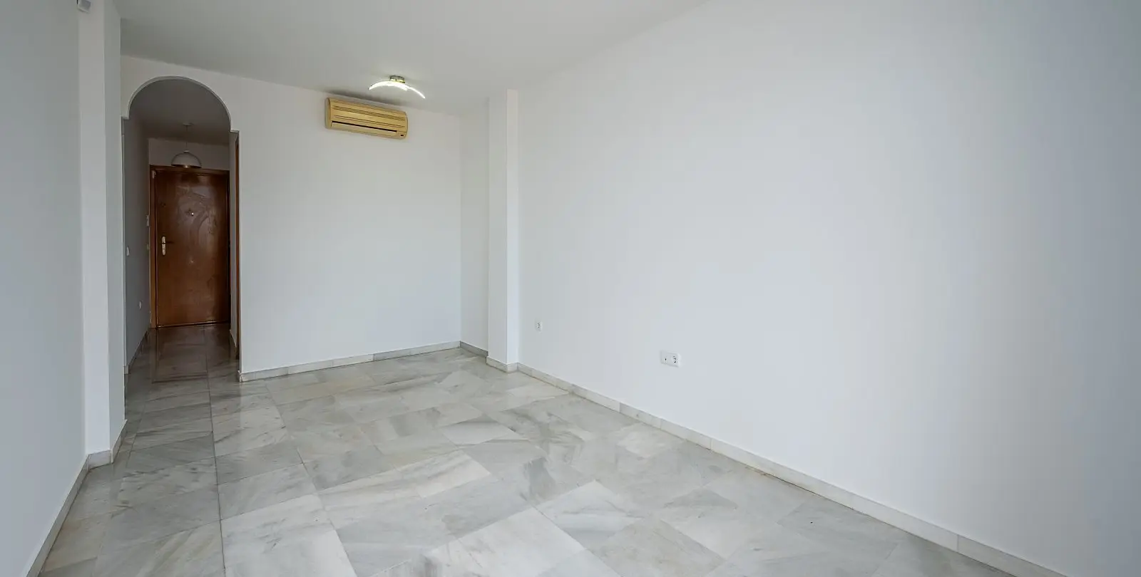 Venta de apartamento en planta media en La Cala de Mijas 5