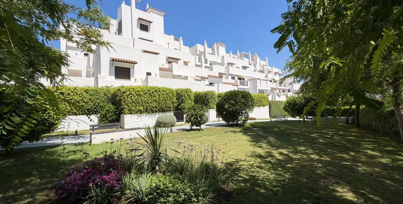 Venta de apartamento en planta baja en Selwo 2