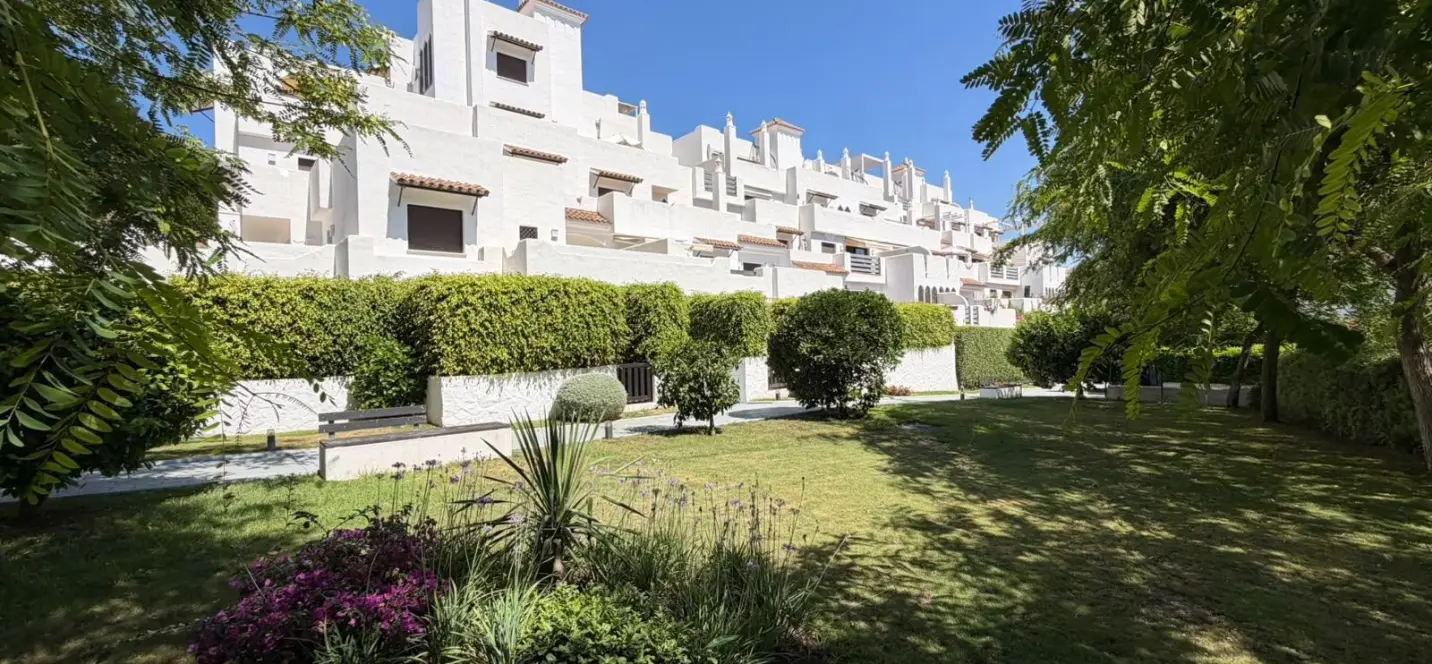 Venta de apartamento en planta baja en Selwo 1