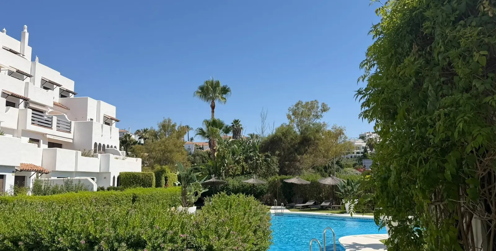 Venta de apartamento en planta baja en Selwo 3