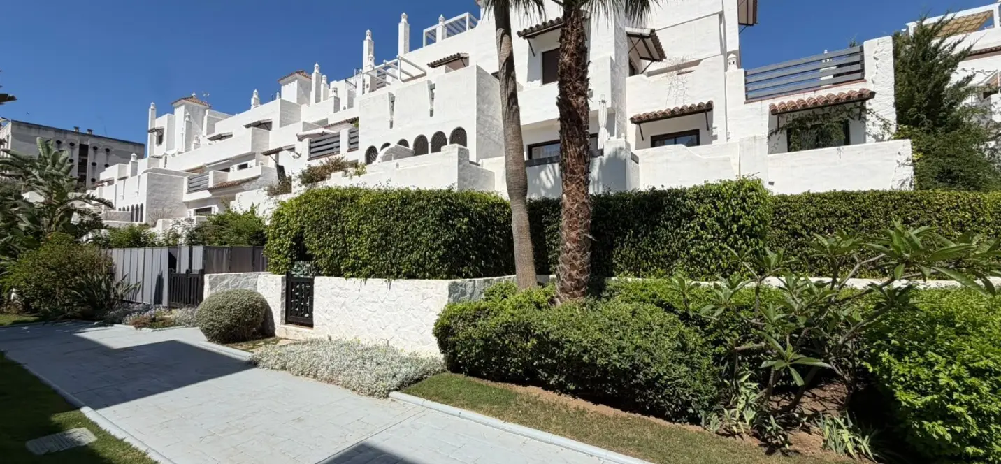 Venta de apartamento en planta baja en Selwo 3