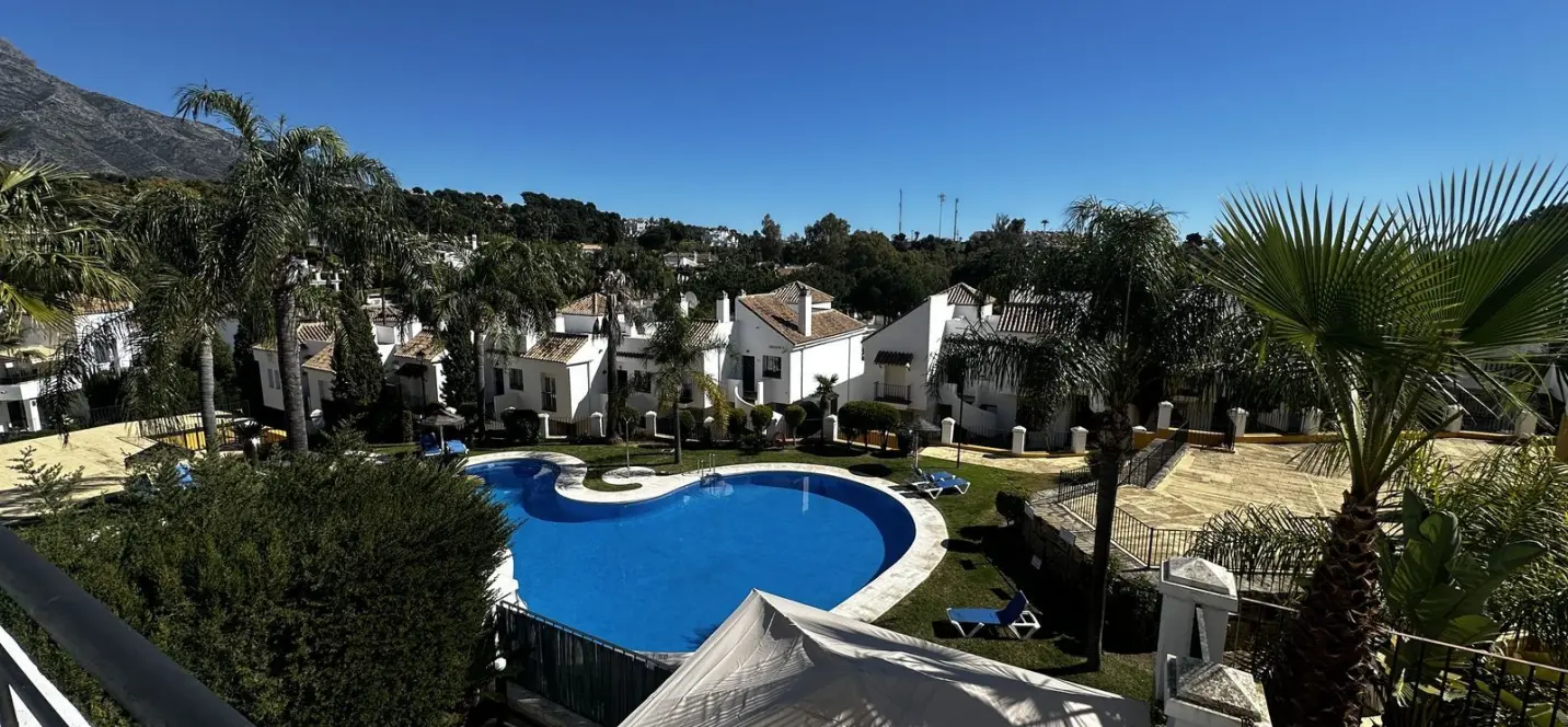 Sale of middle floor apartment in Nueva Andalucía 0