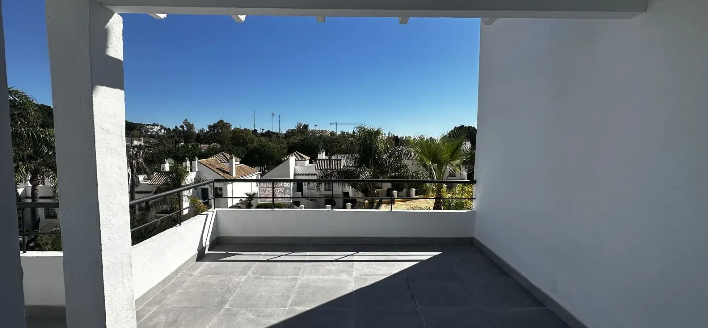 Sale of middle floor apartment in Nueva Andalucía 2