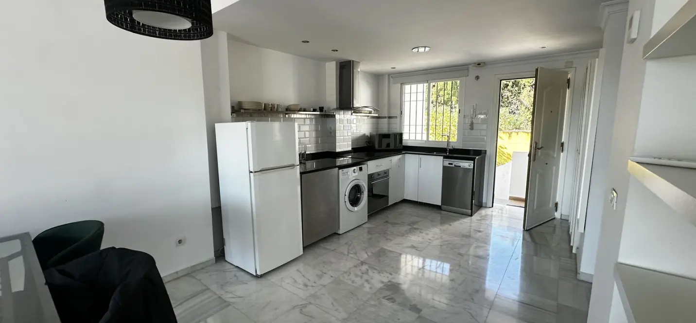 Sale of middle floor apartment in Nueva Andalucía 3