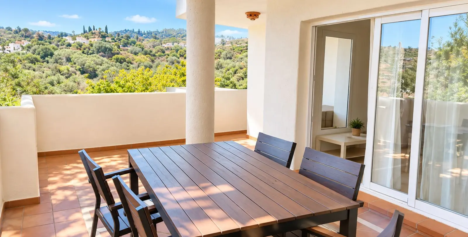 Sale of middle floor apartment in Elviria 1