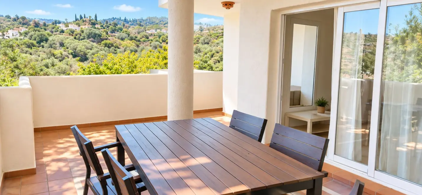 Sale of middle floor apartment in Elviria 0
