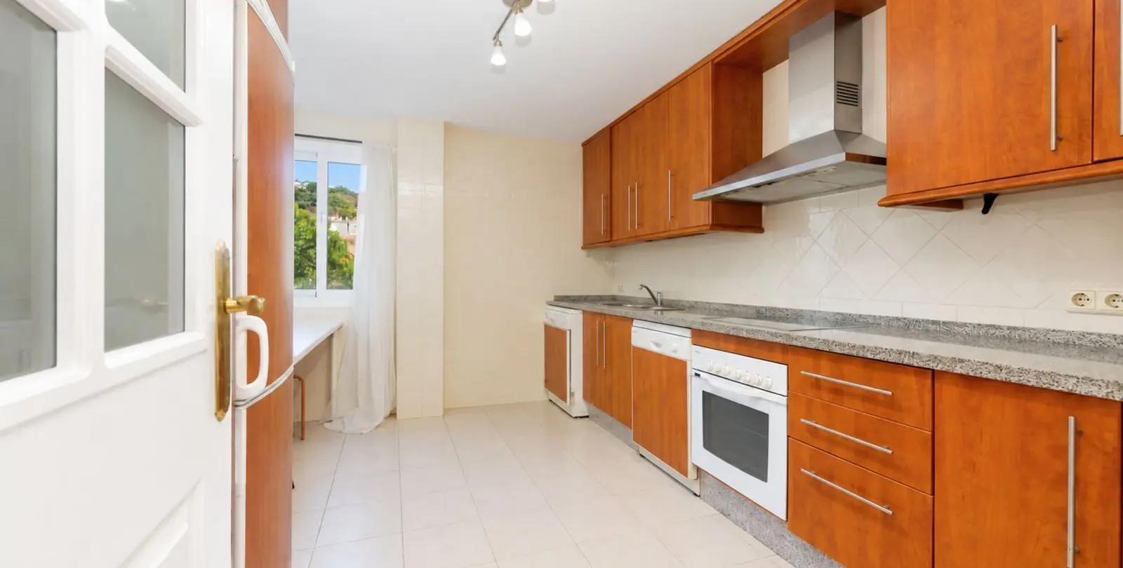 Sale of middle floor apartment in Elviria 3