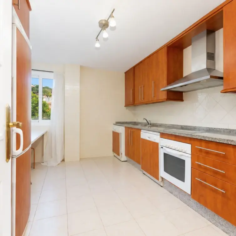 Venta de apartamento en planta media en Elviria