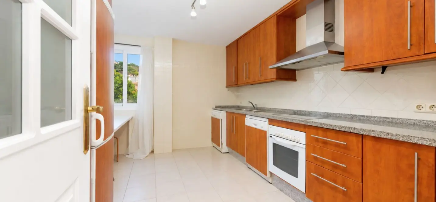 Sale of middle floor apartment in Elviria 2