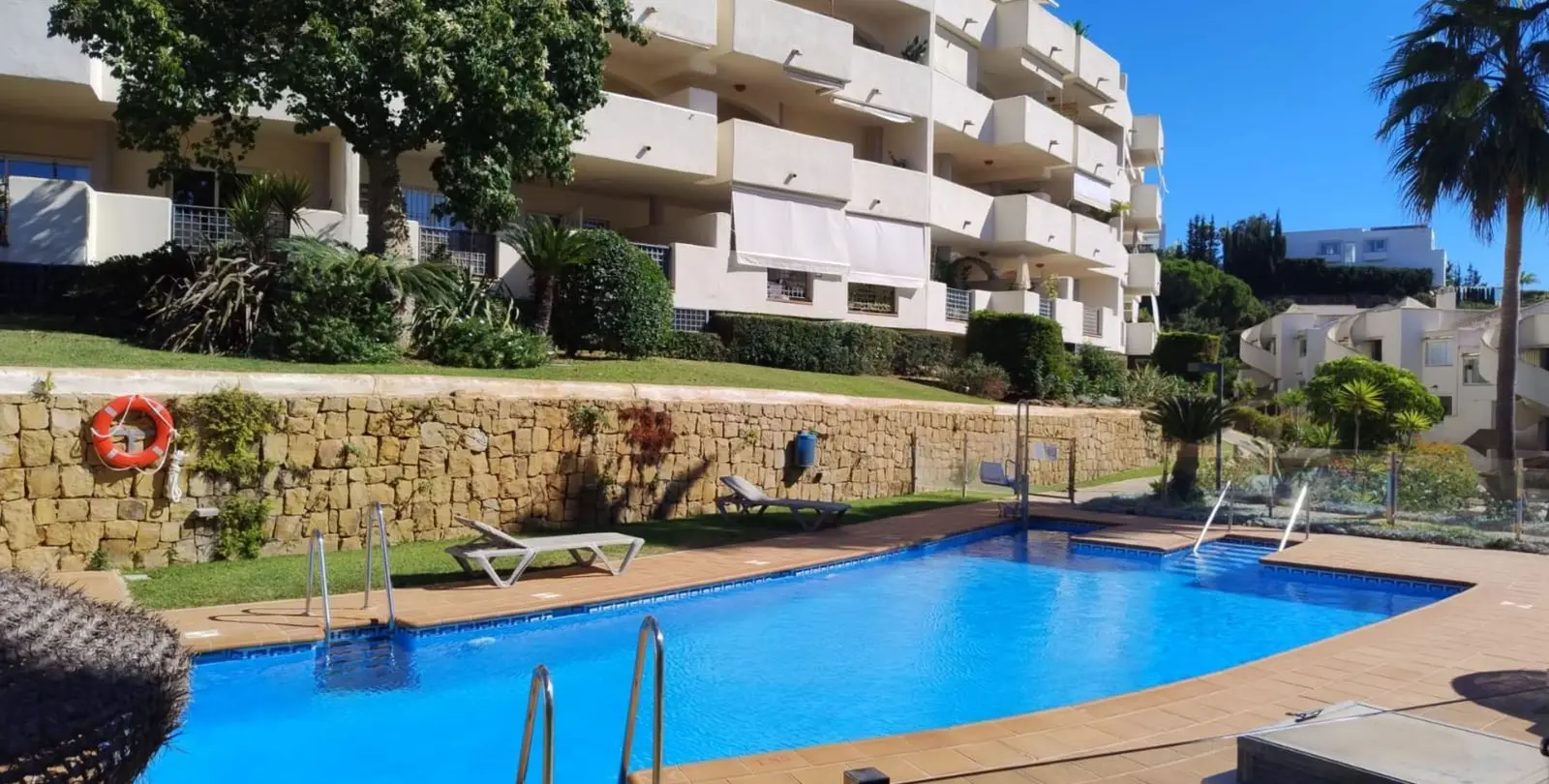 Sale of middle floor apartment in Elviria 4