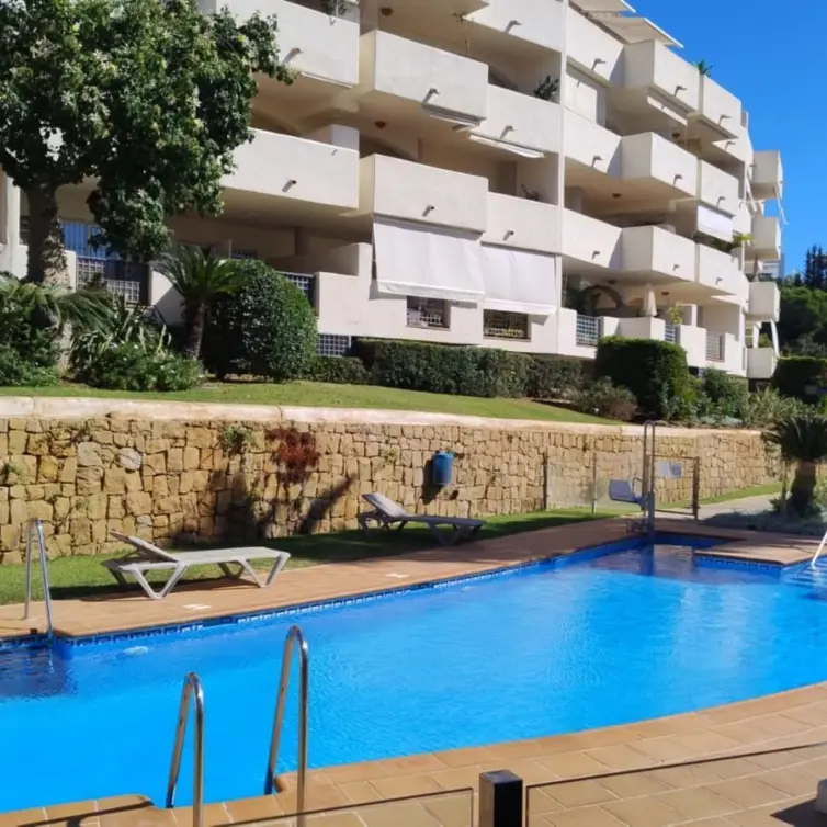 Venta de apartamento en planta media en Elviria