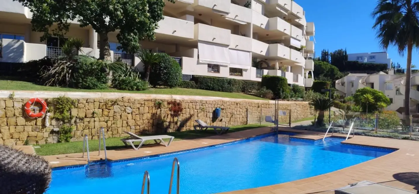 Sale of middle floor apartment in Elviria 3