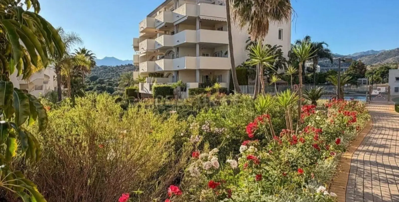 Sale of middle floor apartment in Elviria 5