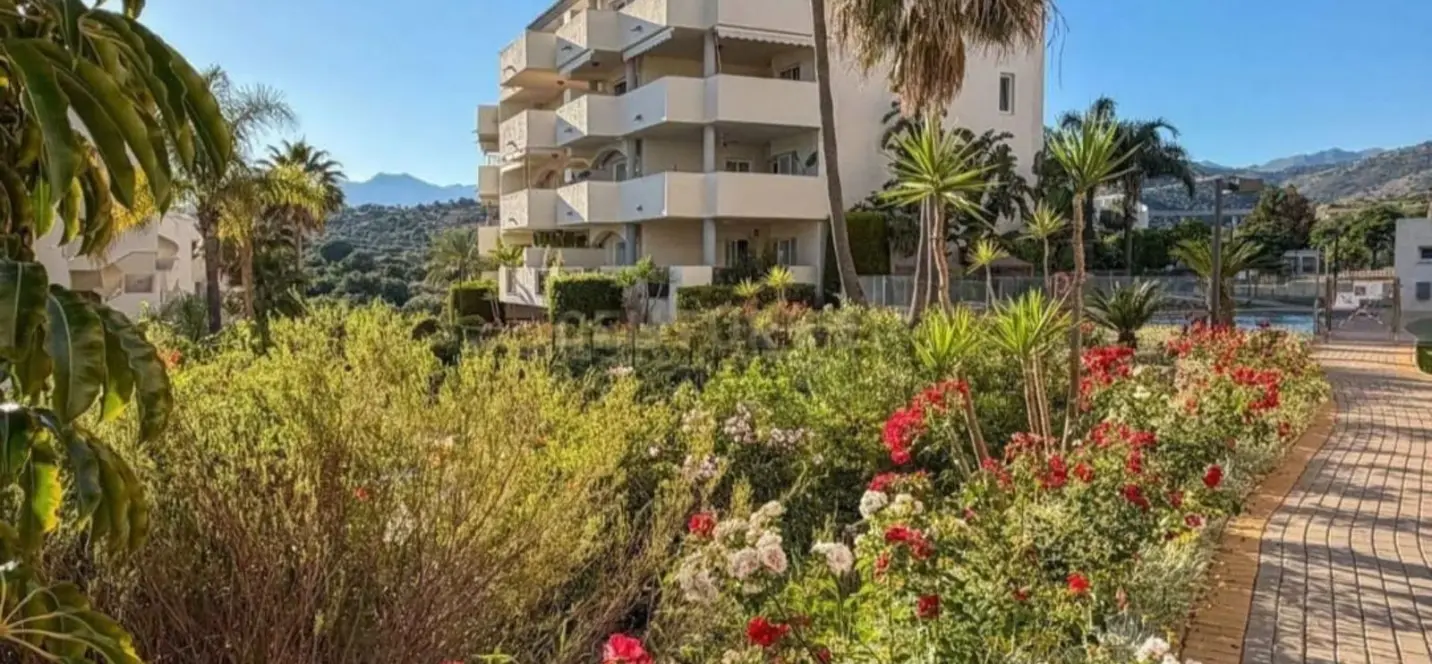 Sale of middle floor apartment in Elviria 4