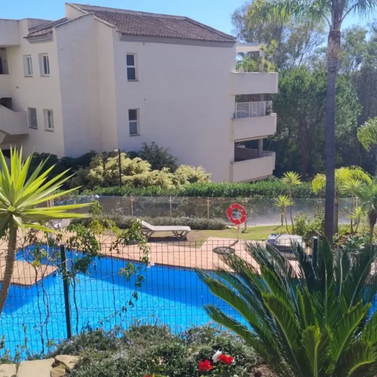 Venta de apartamento en planta media en Elviria