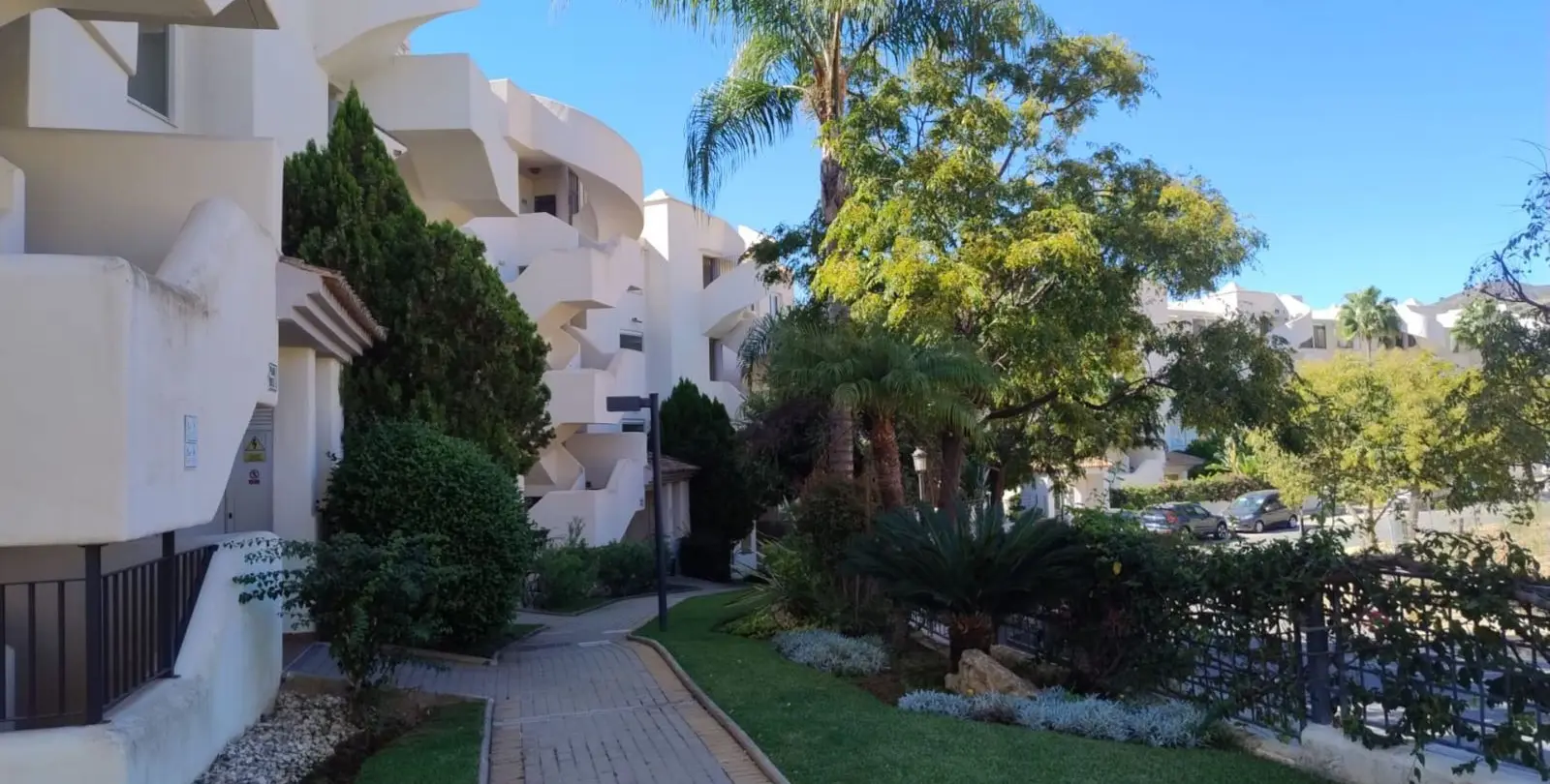 Sale of middle floor apartment in Elviria 7