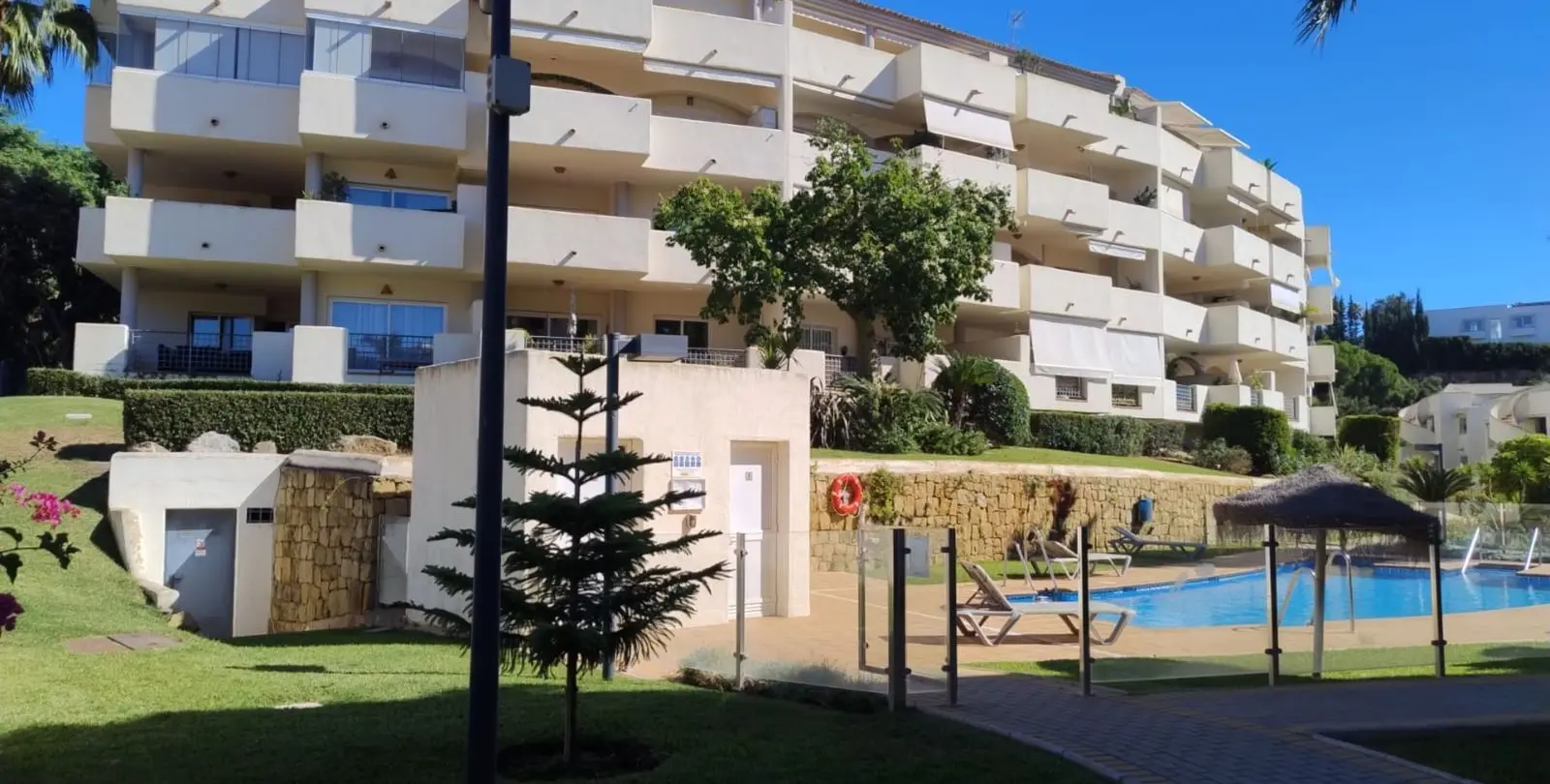 Sale of middle floor apartment in Elviria 8