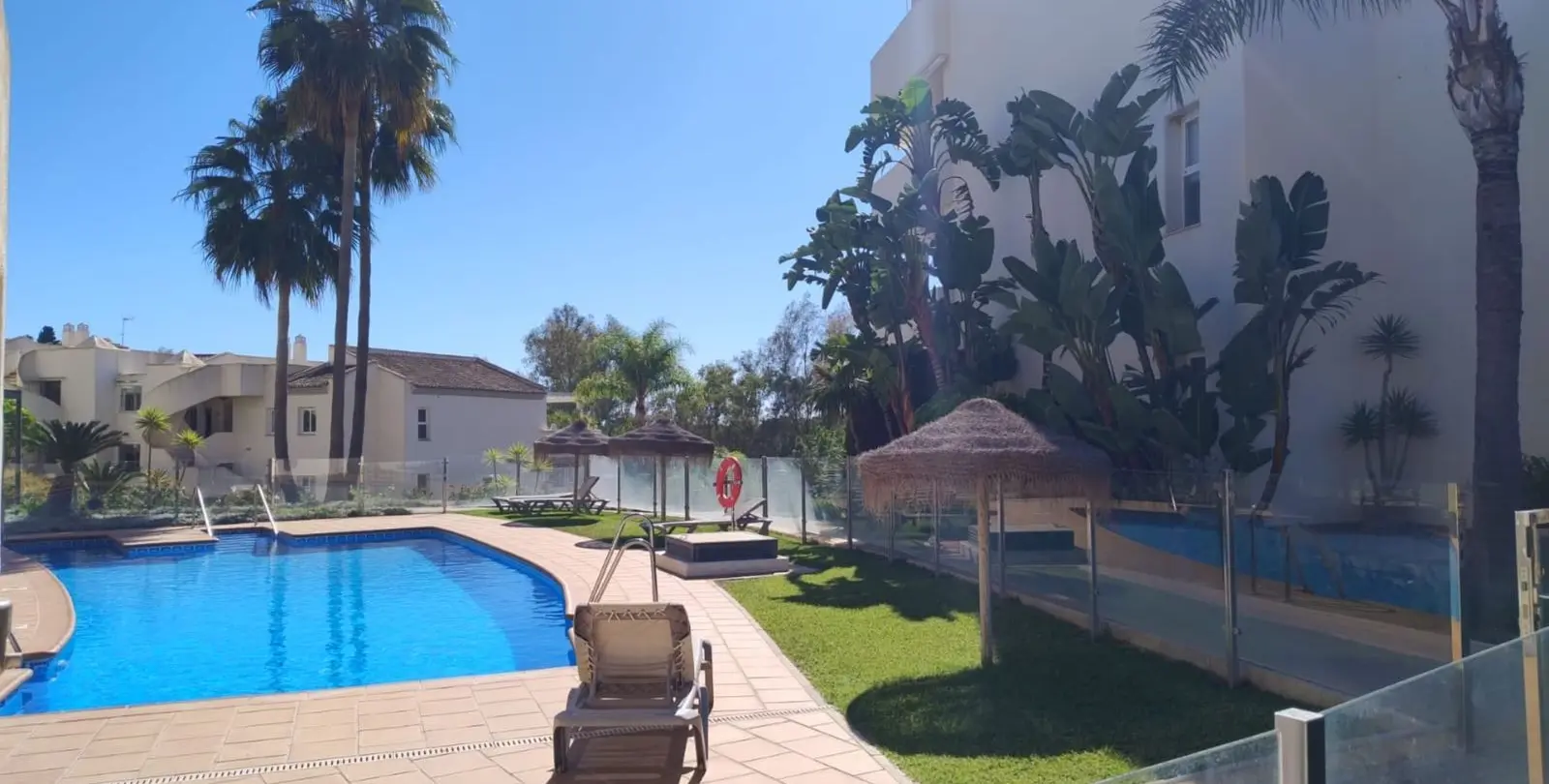 Sale of middle floor apartment in Elviria 9