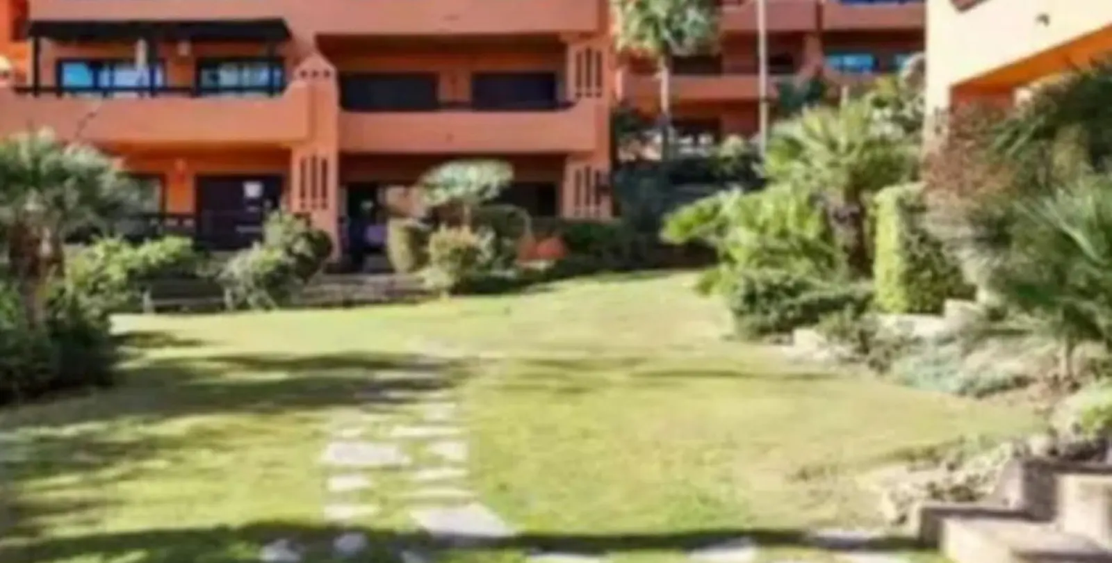 Venta de apartamento en planta baja en Estepona 1