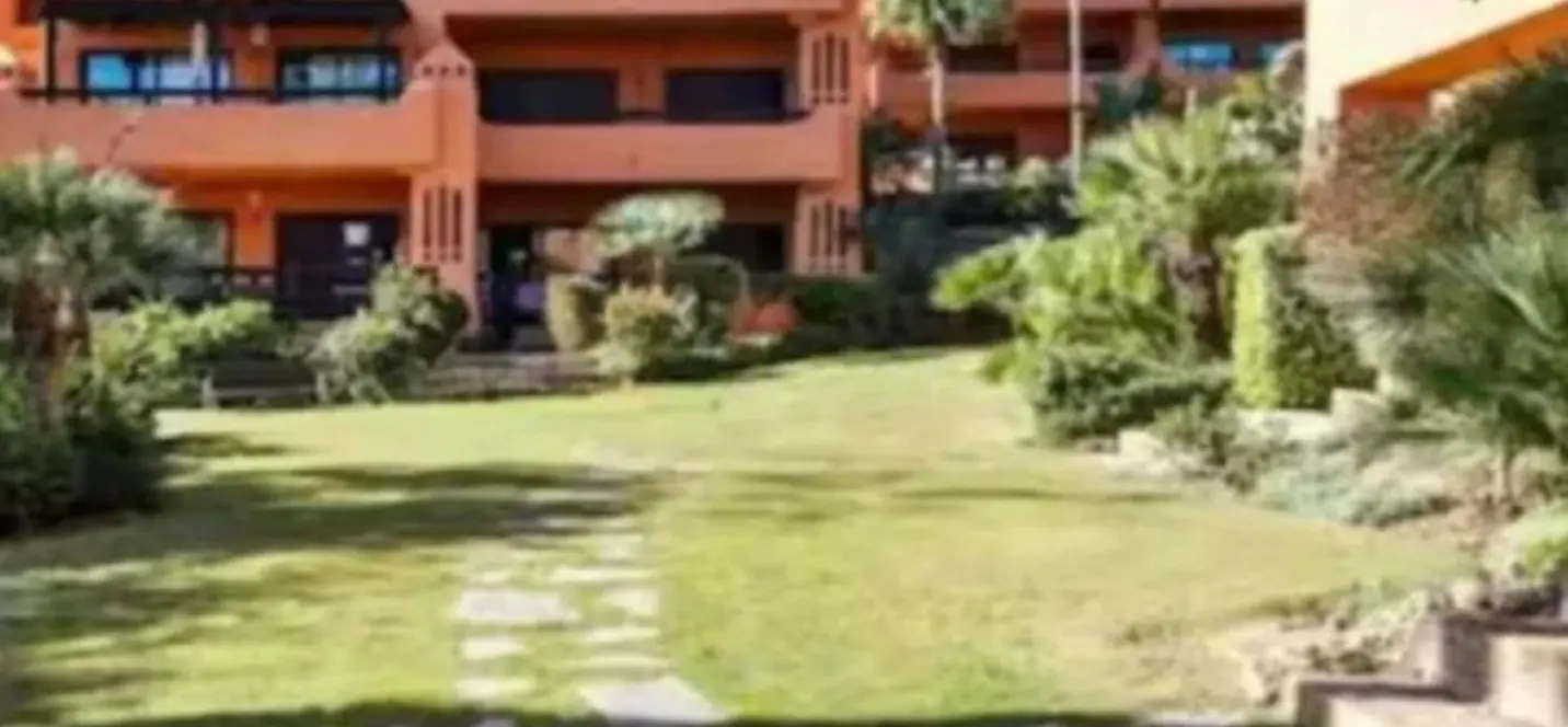 Venta de apartamento en planta baja en Estepona 0