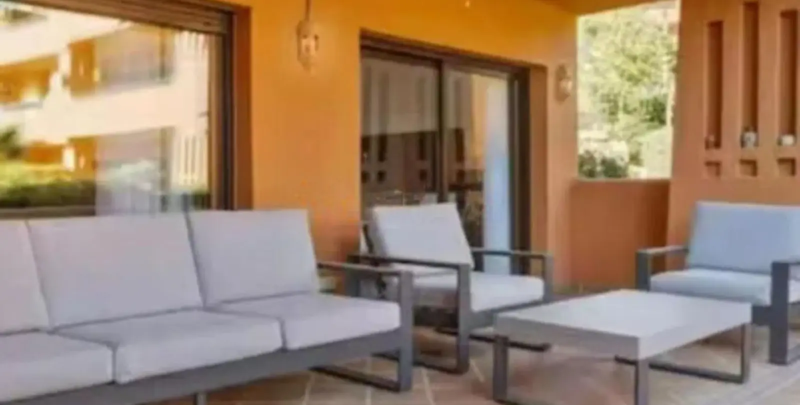 Venta de apartamento en planta baja en Estepona 3
