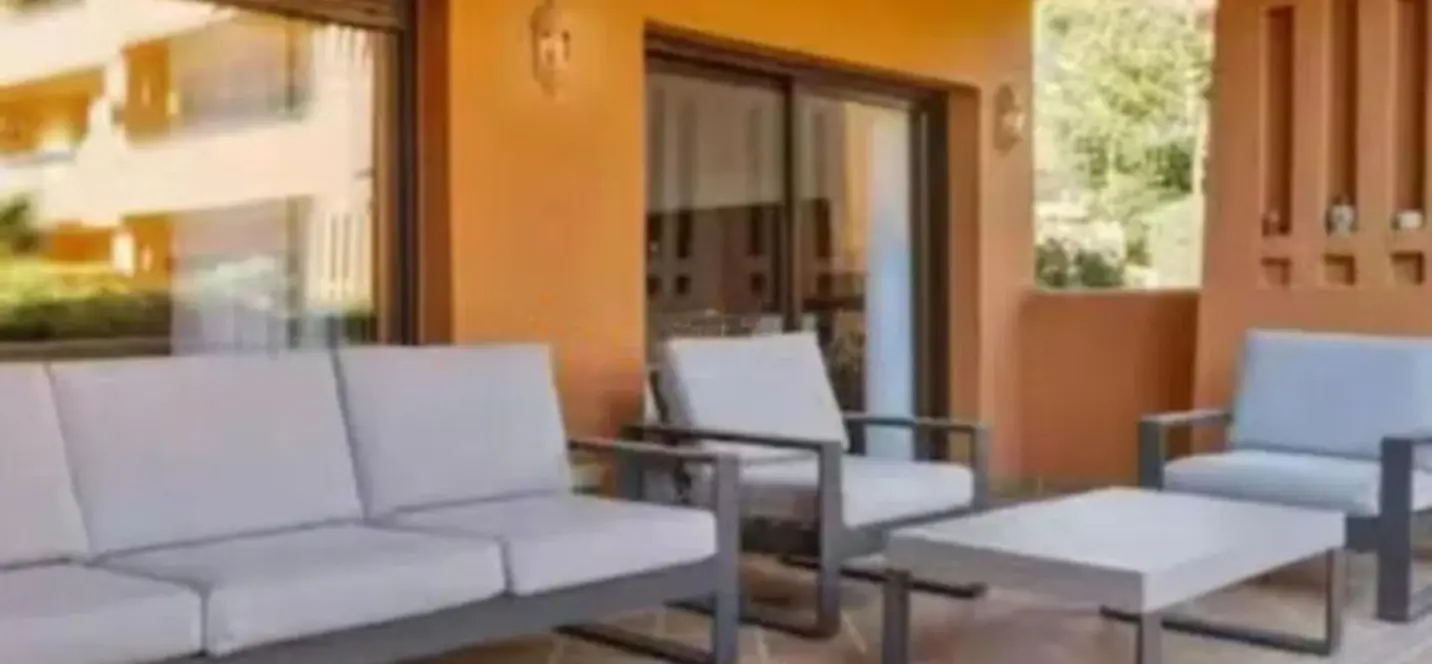 Venta de apartamento en planta baja en Estepona 2