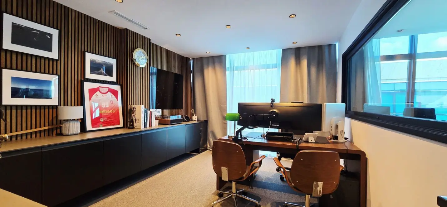 Sale of office in Puerto Banús 1