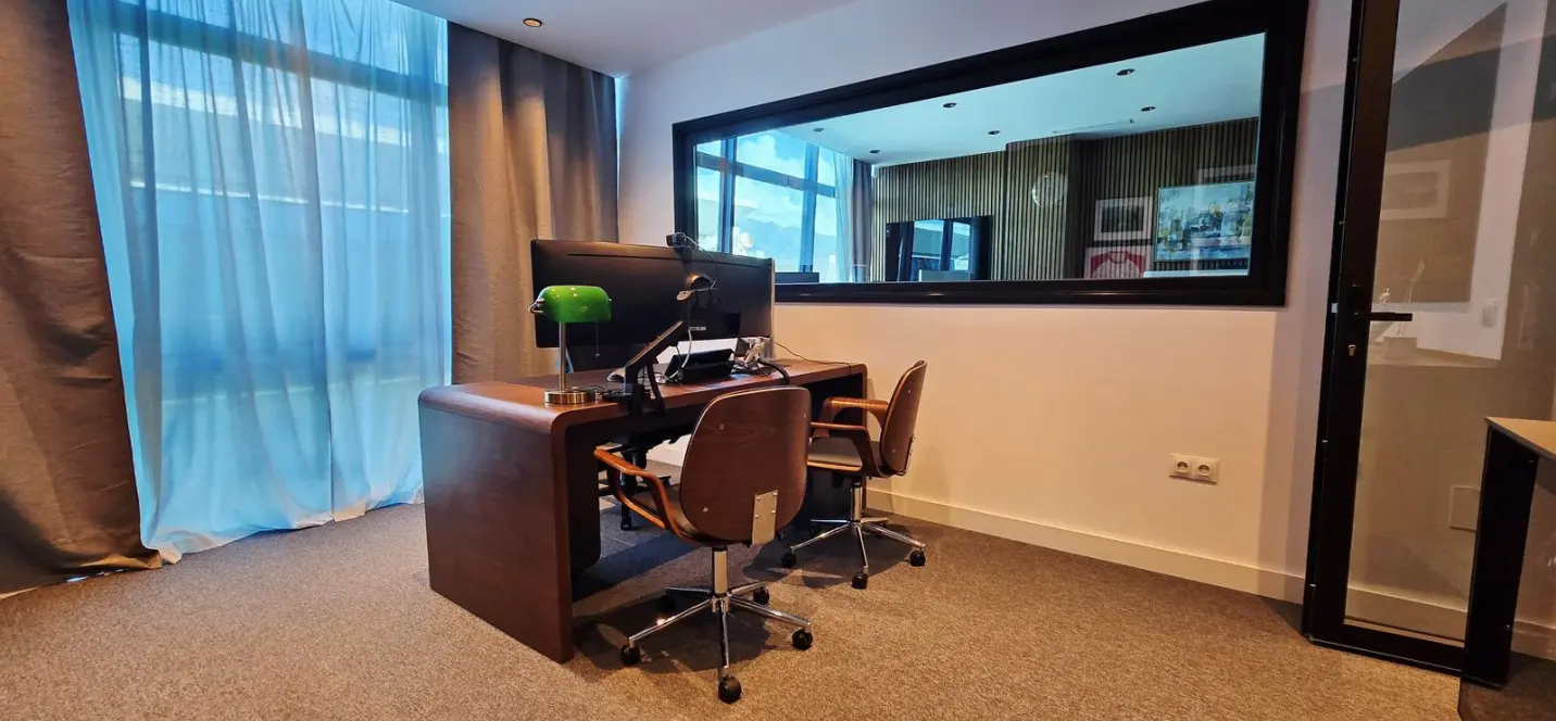 Sale of office in Puerto Banús 3