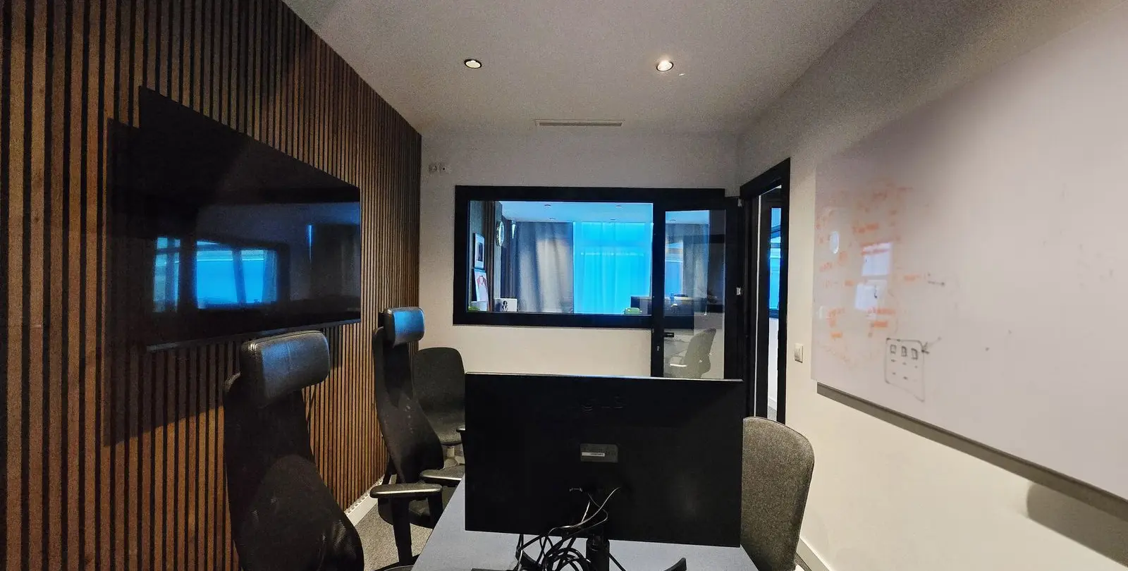 Sale of office in Puerto Banús 6