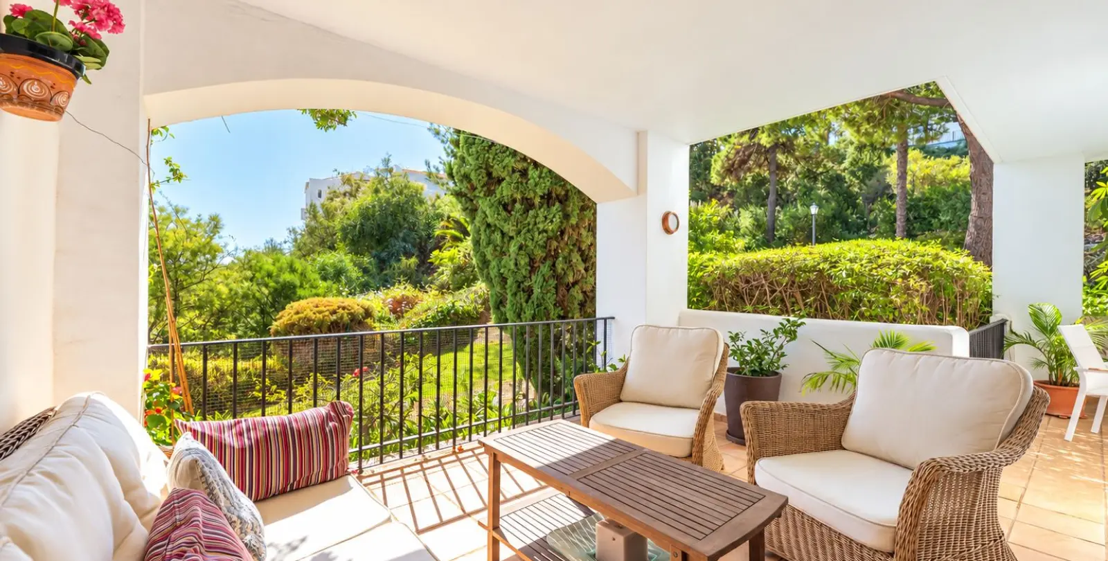 Venta de apartamento en planta baja en Benahavís 1