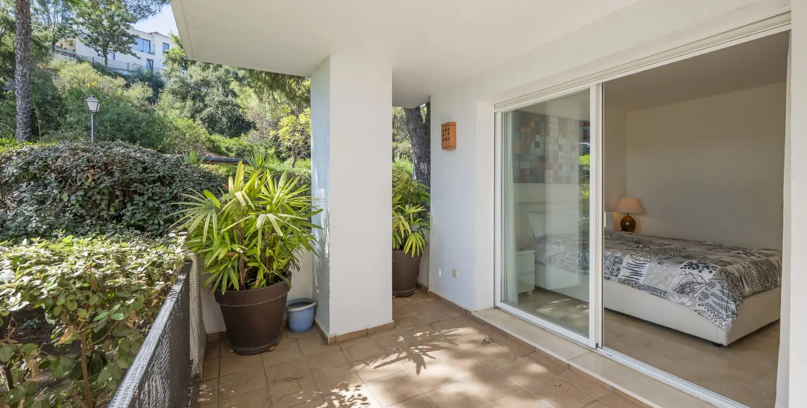 Venta de apartamento en planta baja en Benahavís 28