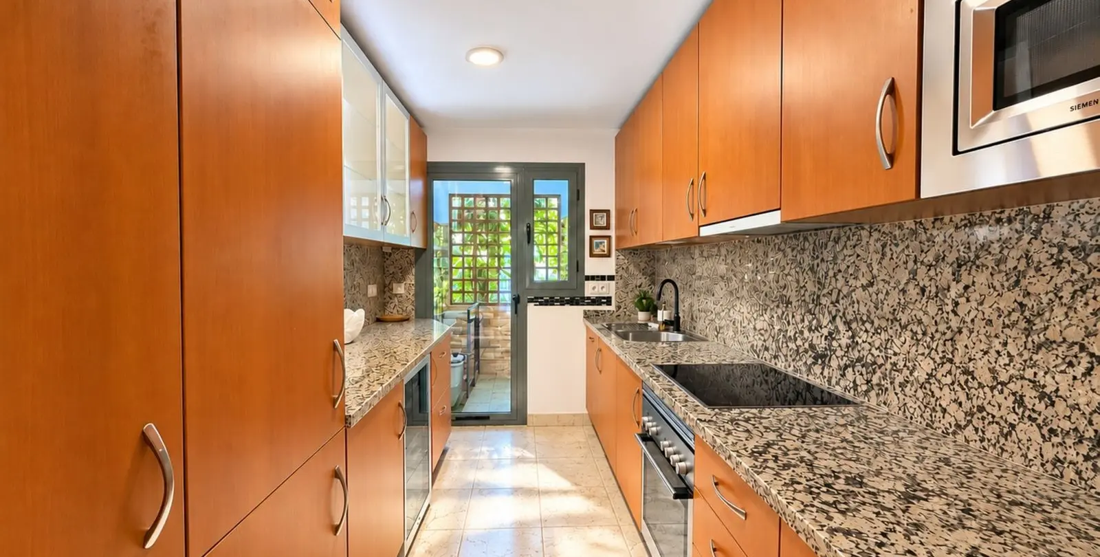 Sale of ground floor apartment in Estepona 12
