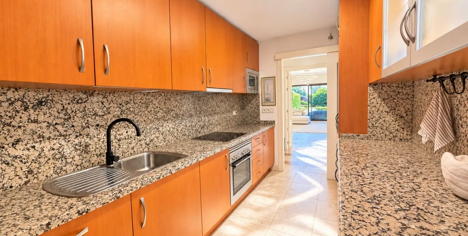Sale of ground floor apartment in Estepona 13