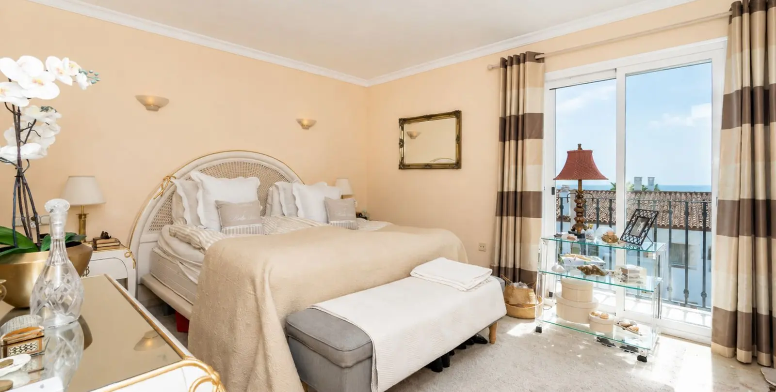 Sale of penthouse in El Paraiso 10