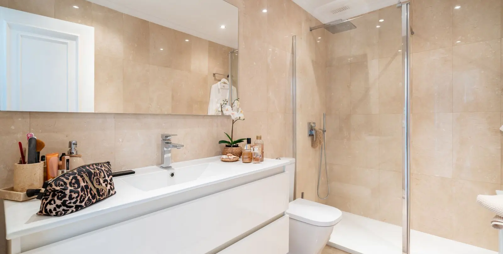 Sale of penthouse in El Paraiso 11