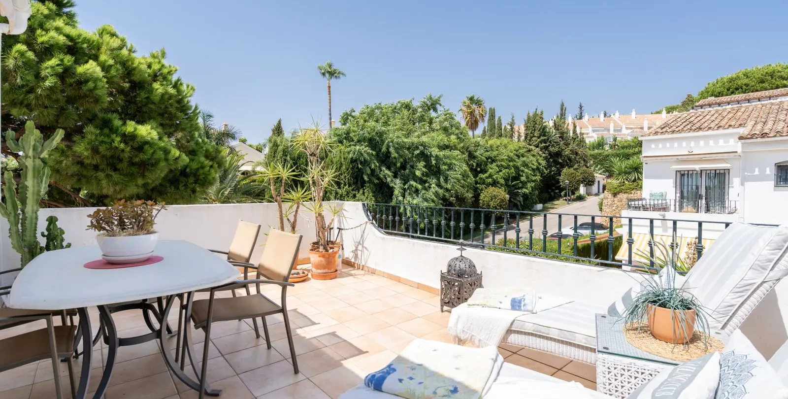 Sale of penthouse in El Paraiso 22