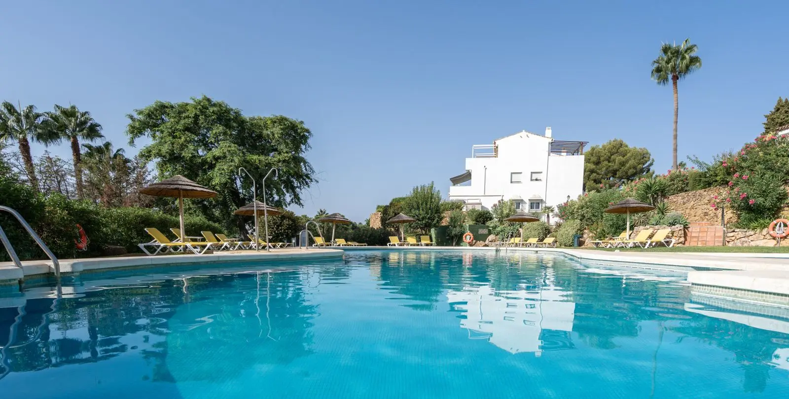 Sale of penthouse in El Paraiso 35