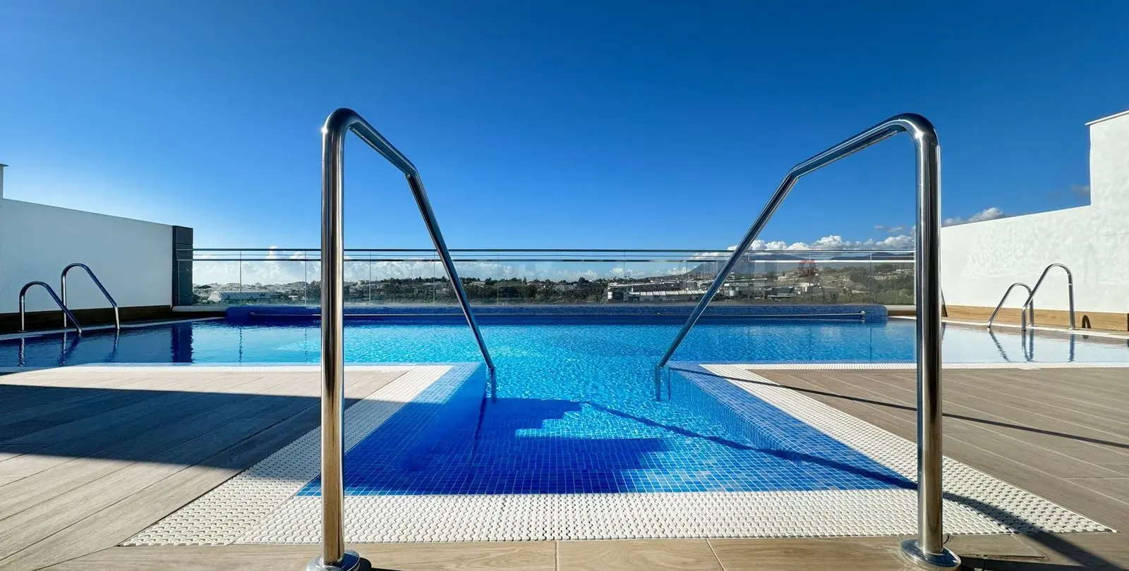 Sale of middle floor apartment in Nueva Andalucía 23