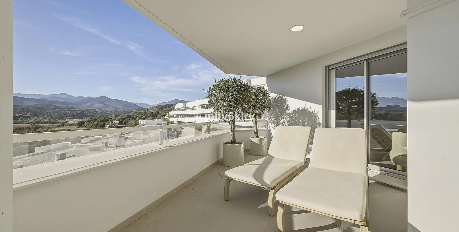 Sale of middle floor apartment in Cancelada 20