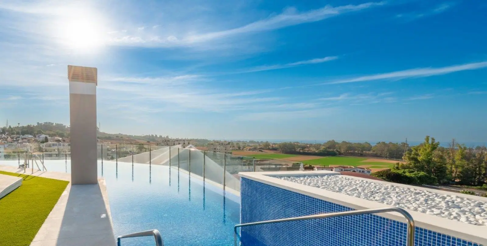 Sale of middle floor apartment in Nueva Andalucía 2