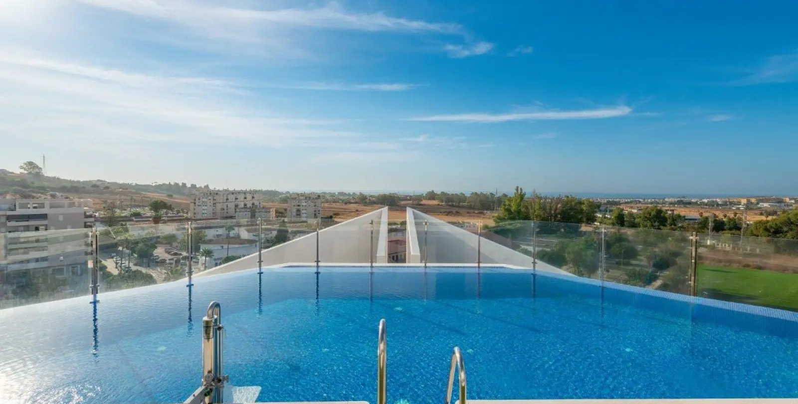 Sale of middle floor apartment in Nueva Andalucía 28