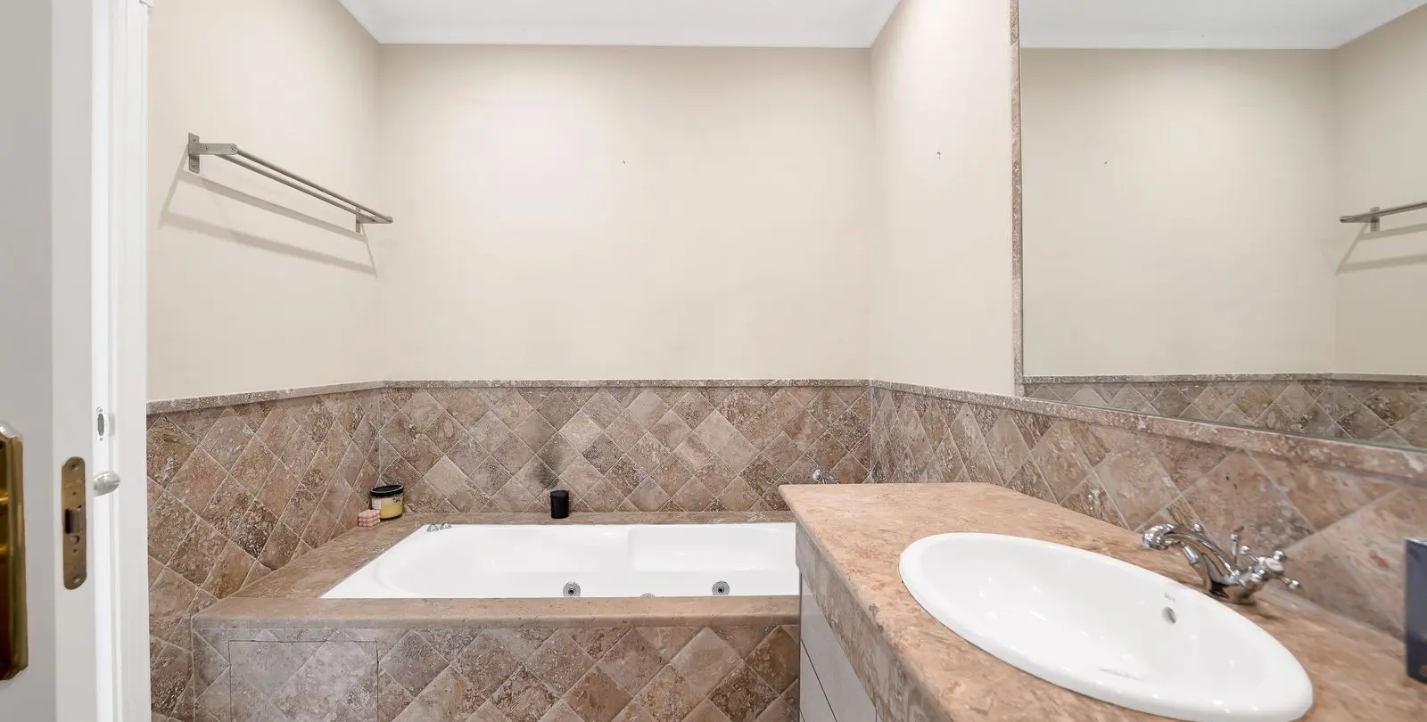 Sale of townhouse in Estepona 17