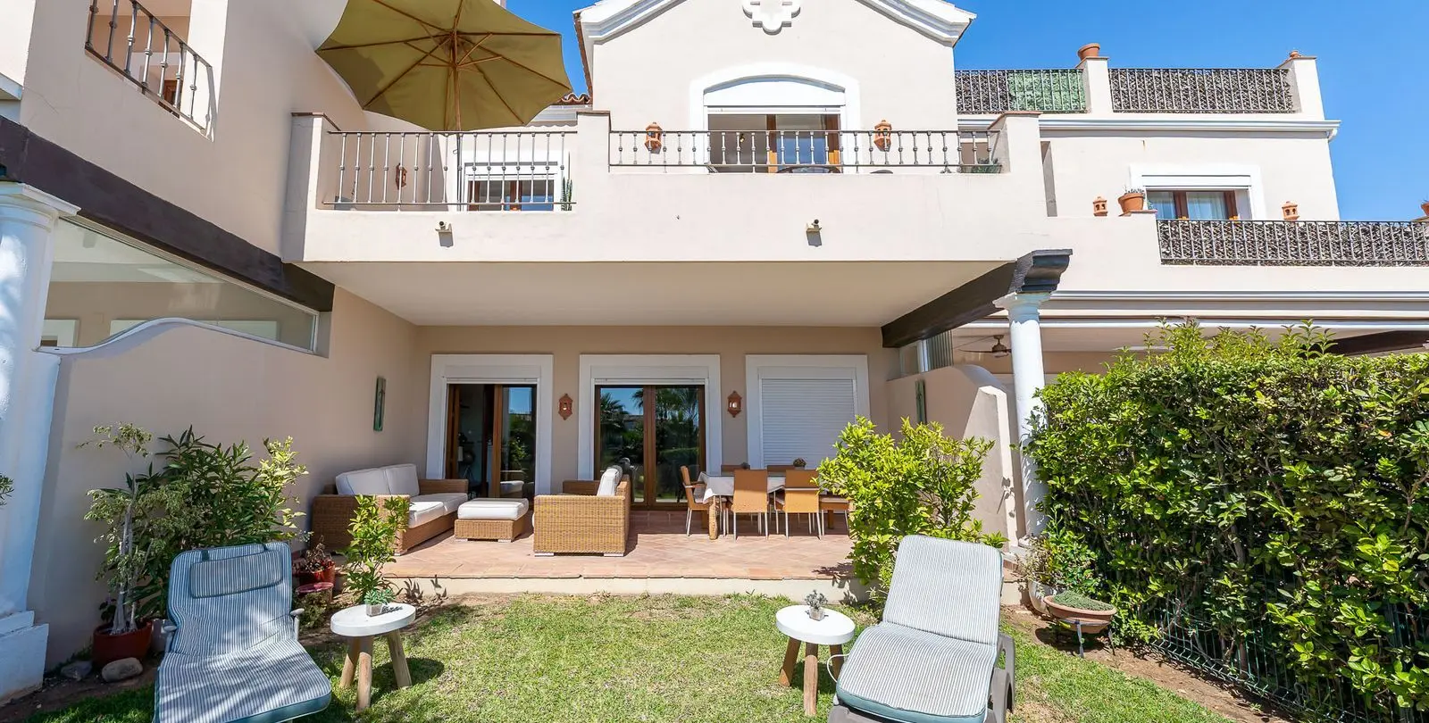 Sale of townhouse in El Paraiso 1